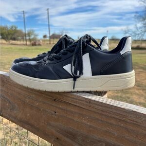Veja Men’s Black and White Sneakers Size 9